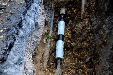Yere gaz borusu döşüyordu. Çevre elektrik direklerine zarar vermez. Yerdeki kazı metresi siyah plastik kaplı güçlü kablolar. Elektrik şoku riski var.