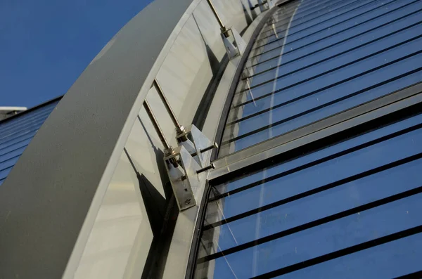 Caddedeki metal kirişlere gömülmüş köprüdeki çizgili camlardan oluşan ses geçirmez bir duvar. Pencereleri basınç vidalarıyla onarıyorum. Gözenekli bloklar yol üzerinde eğimli, çapraz, ayrıntı