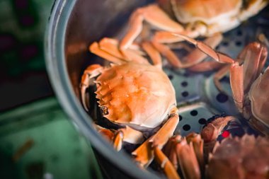 Mutfakta kıllı yengeçler pişiriyor.