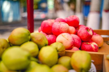 Sokak satıcılarından küçük kırmızı elmalar