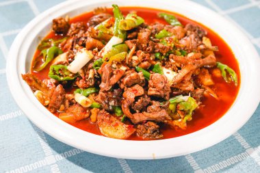 Lezzetli ve sulu Çin usulü pişirilmiş tavuk.