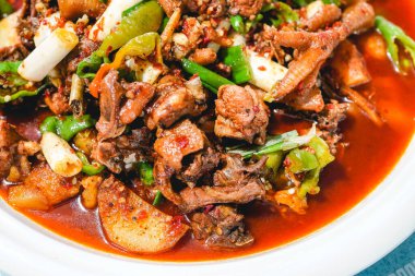 Lezzetli ve sulu Çin usulü pişirilmiş tavuk.