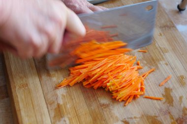 Mutfakta doğranmış havuç var.