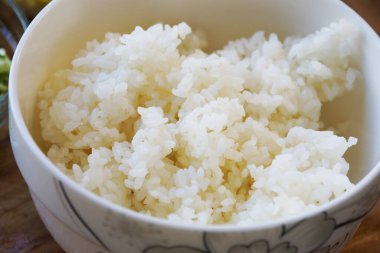 Bir kase beyaz pirinç.