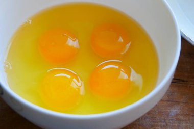 Bir kasede 4 yumurta sarısı çırp.