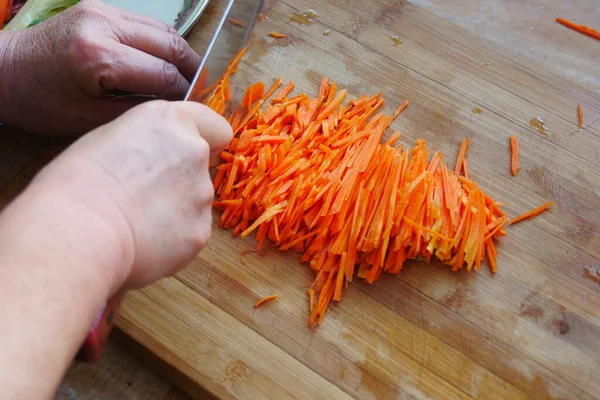 Θρυμματισμένα Καρότα Στην Κουζίνα — Φωτογραφία Αρχείου