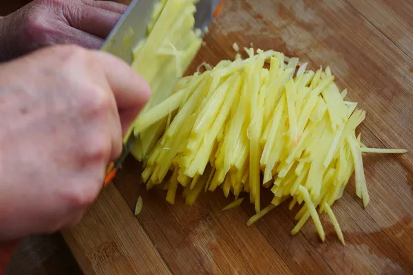 Couper Des Lambeaux Pommes Terre Sur Une Planche Découper Cuisine — Photo