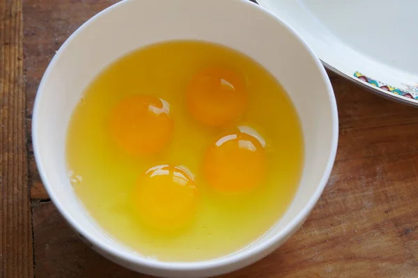 Mengalahkan Kuning Telur Dalam Mangkuk — Stok Foto