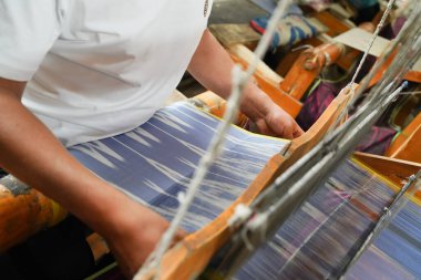 El yapımı ipek dokuma zanaatı
