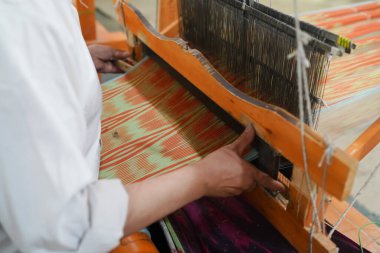 El yapımı ipek dokuma zanaatı