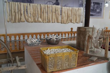 Geleneksel el yapımı ipek işleme atölyesi