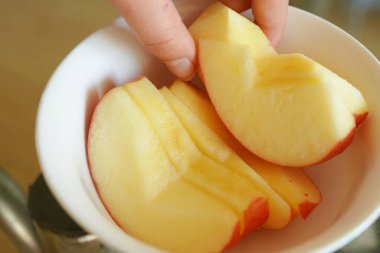 Taze kırmızı Fuji elmaları tabakta