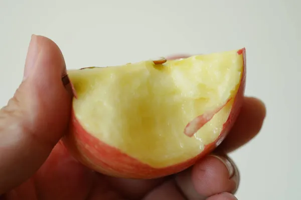 Pomme Rouge Fraîche Avec Une Morsure — Photo