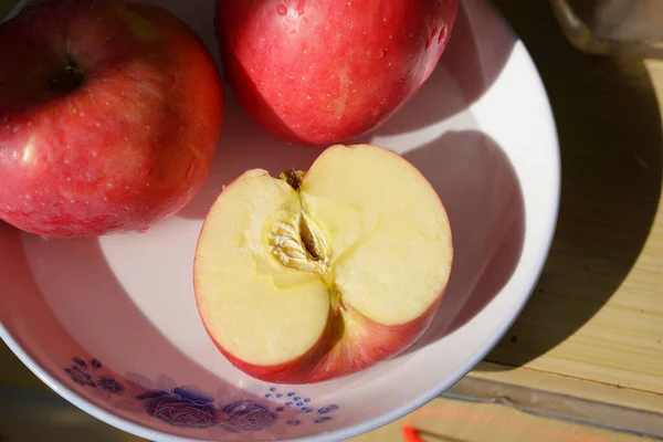 Pommes Fuji Rouges Fraîches Sur Assiette — Photo