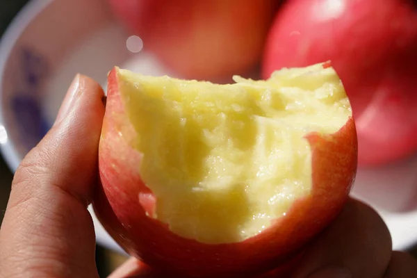 Pomme Rouge Fraîche Avec Une Morsure — Photo