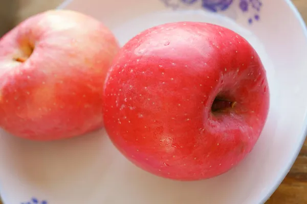 Φρέσκα Κόκκινα Μήλα Fuji Στο Πιάτο — Φωτογραφία Αρχείου