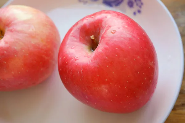 Свіжі Червоні Яблука Тарілці — стокове фото