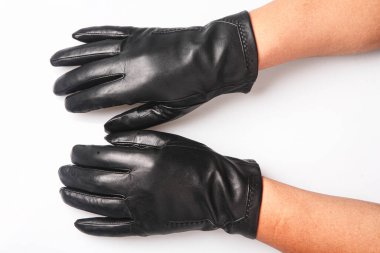 Beyaz arka planda siyah deri eldivenler.