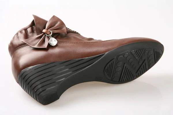 Bruine Dames Hoge Hak Lederen Schoenen Witte Achtergrond — Stockfoto