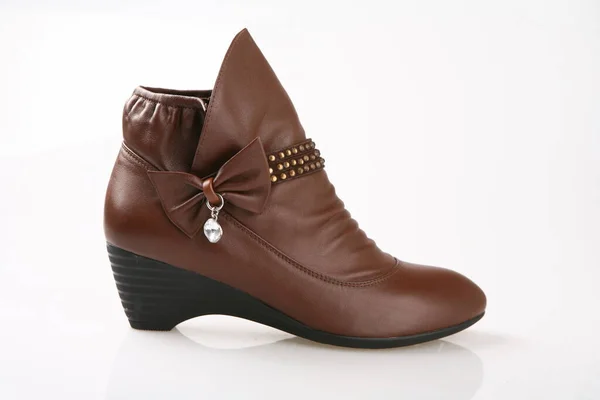Brown Senhoras Sapatos Couro Salto Alto Fundo Branco — Fotografia de Stock