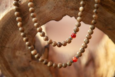 Budist boncuklar koyu arkaplan bilezikleri