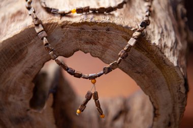 Budist boncuklar koyu arkaplan bilezikleri