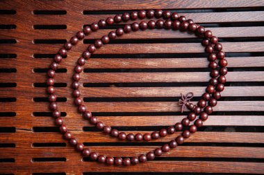 Budist boncuklar koyu arkaplan bilezikleri