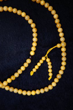 Budist boncuklar koyu arkaplan bilezikleri