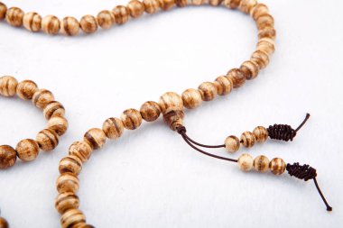 Budist Boncuk Bileziği beyaz arkaplan