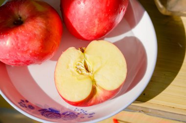 plaka üzerinde kırmızı elmalar