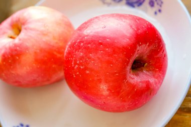 plaka üzerinde kırmızı elmalar