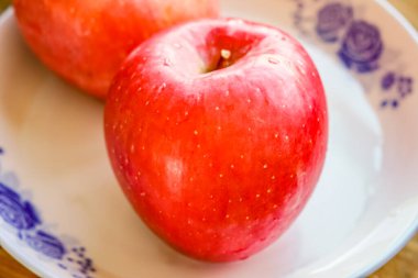 plaka üzerinde kırmızı elmalar