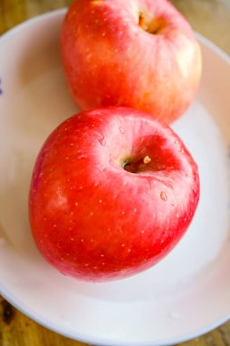 plaka üzerinde kırmızı elmalar