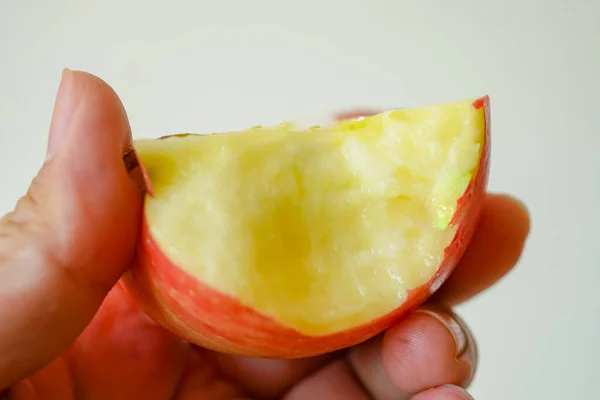 Hand Hält Frischen Roten Apfel — Stockfoto