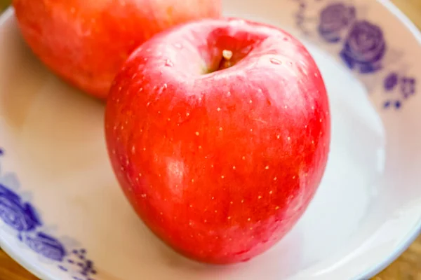 Κόκκινα Μήλα Στο Πιάτο — Φωτογραφία Αρχείου