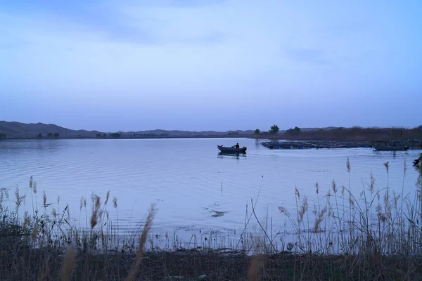 一清早湖上的船型轮廓 — 图库照片