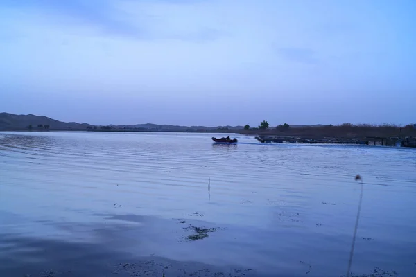 Silueta Del Barco Lago Temprano Mañana — Foto de Stock