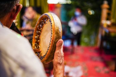 Deri davulcu perküsyonu yaşlı müzisyen