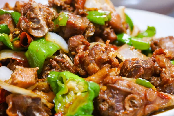 Geleneksel yeşil biberli kızarmış tavuk.