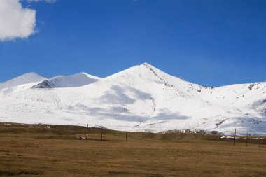 Kış manzaralı karlı dağ yolu buzulu