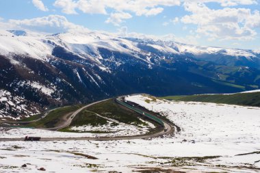 Kış manzaralı karlı dağ yolu buzulu