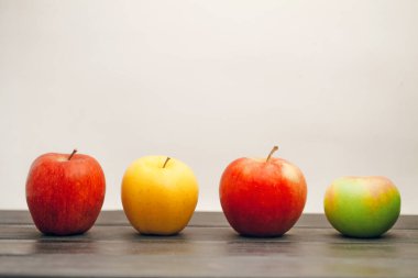 Masadaki meyveli elmalar.