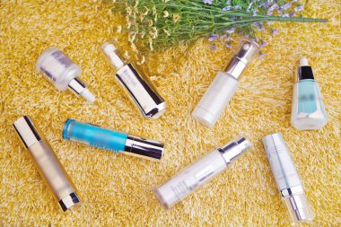 Kadın kozmetik ürünleri özel ürünler sergiliyor