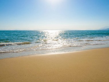 Mavi deniz sahili Güzel manzara