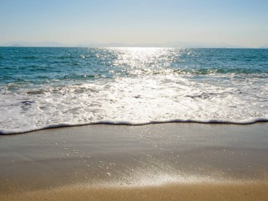 Mavi deniz sahili Güzel manzara