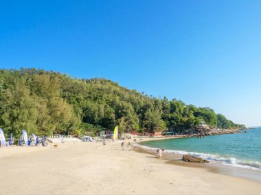 Mavi deniz sahili Güzel manzara