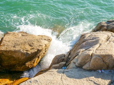 Deniz kenarındaki kaya adası resif dalgaları