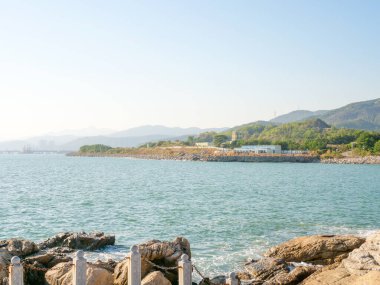 Deniz kenarındaki kaya adası resif dalgaları