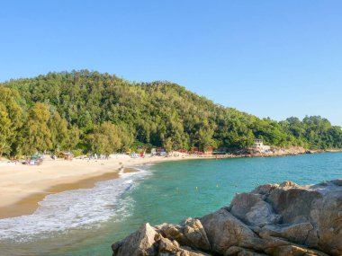 Mavi deniz sahili Güzel manzara