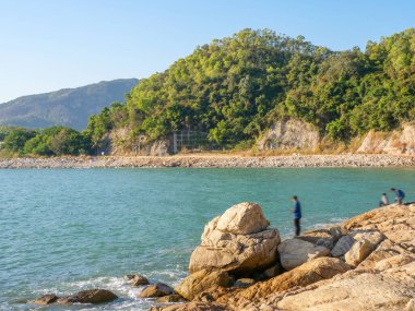 Kayalıklarda balıkçı